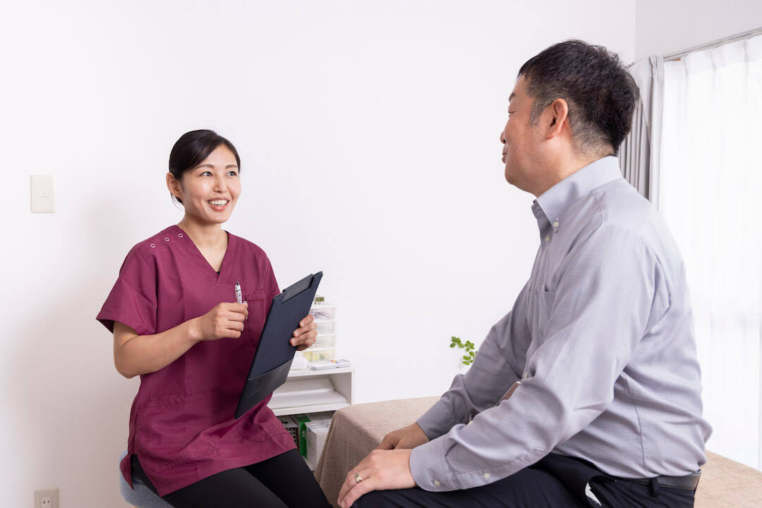患者さんと話すそら鍼灸院院長