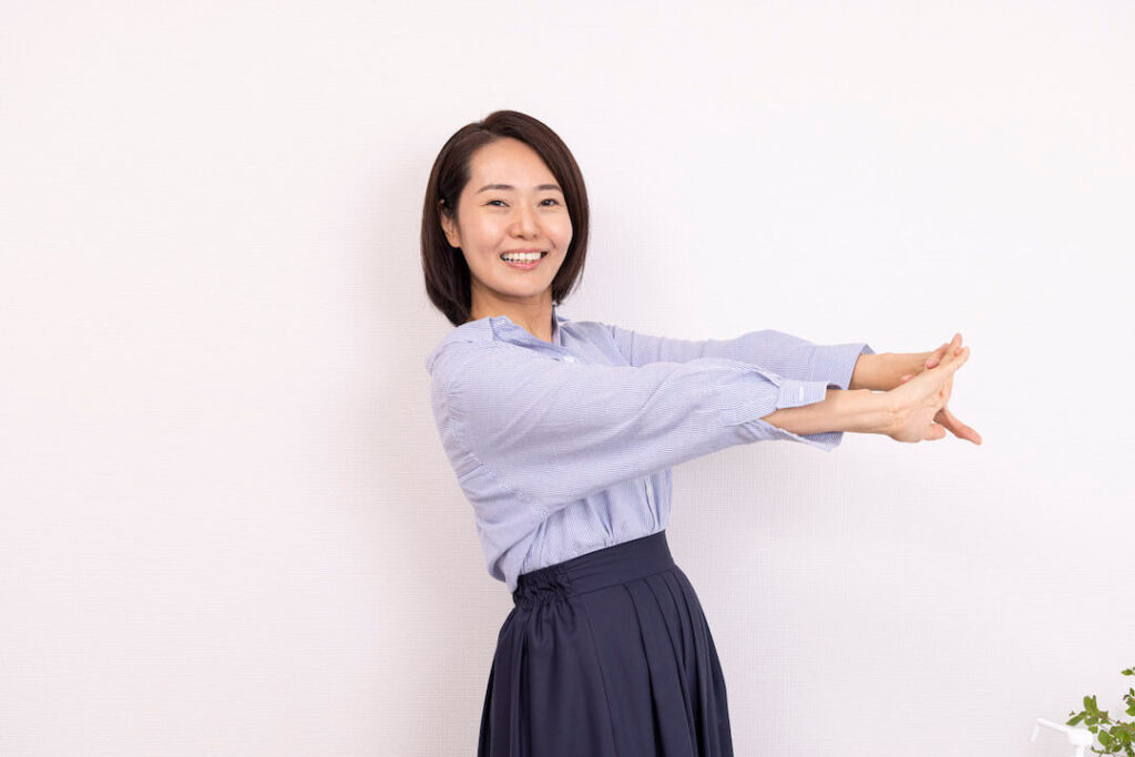 ストレッチを行う笑顔の女性