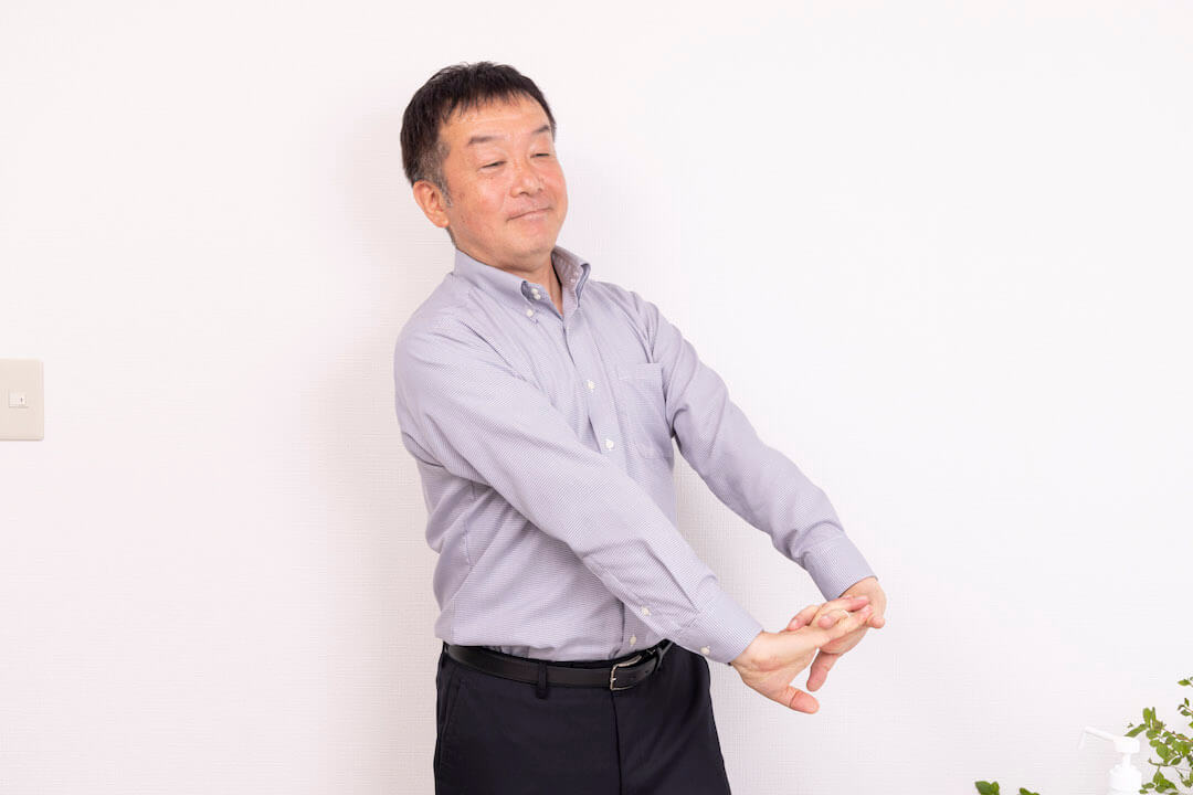 ストレッチをする男性